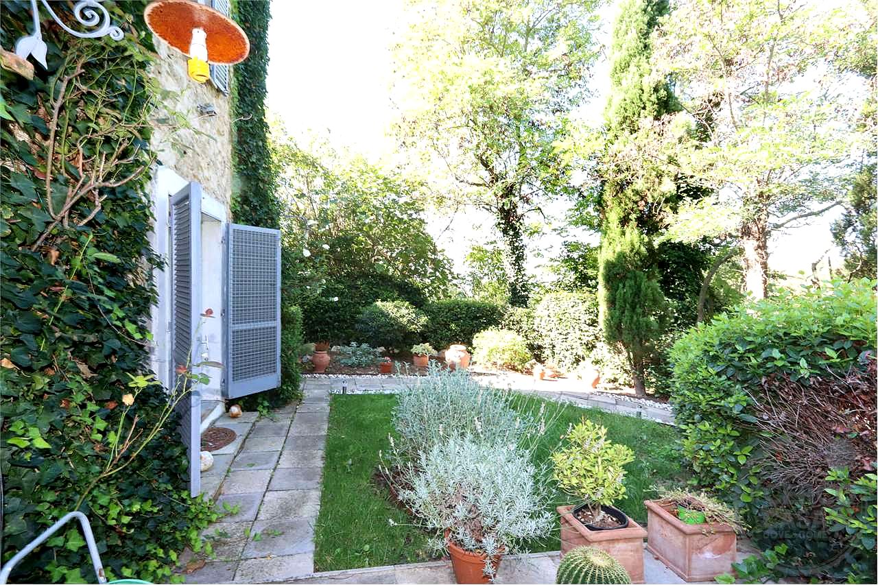 PORZIONE DI BORGO CON TERRAZZE E GIARDINO