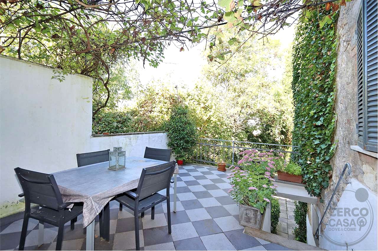 PORZIONE DI BORGO CON TERRAZZE E GIARDINO