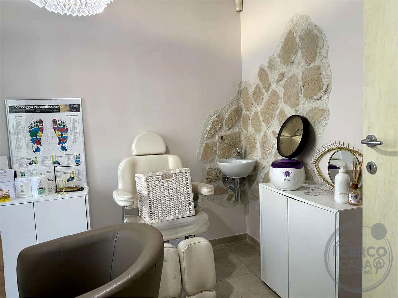 ASSISI - SANTA MARIA DEGLI ANGELI: CABINA PER ESTETISTA ONICOTECNICA
