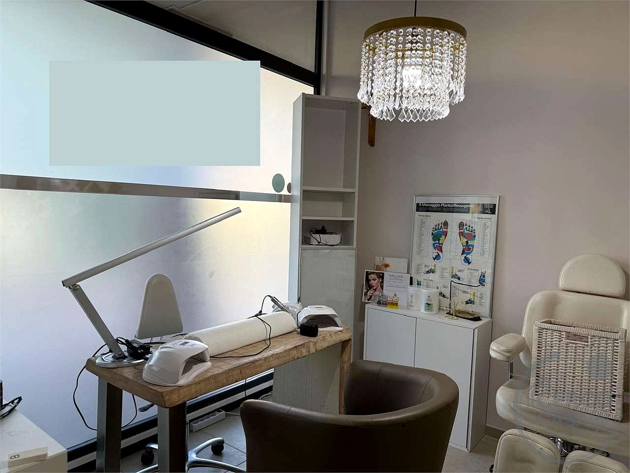 ASSISI - SANTA MARIA DEGLI ANGELI: CABINA PER ESTETISTA ONICOTECNICA