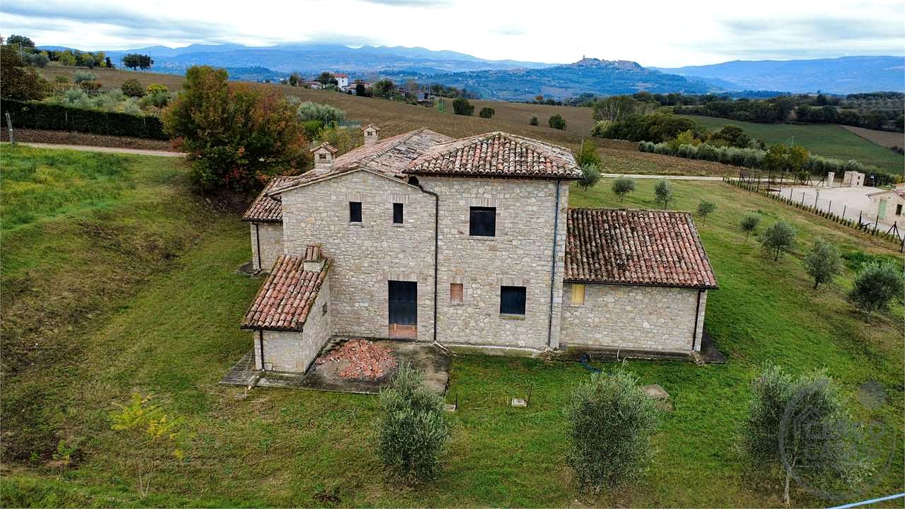 TODI - SAN DAMIANO: CARATTERISTICO CASALE IN PIETRA PERSONALIZZABILE