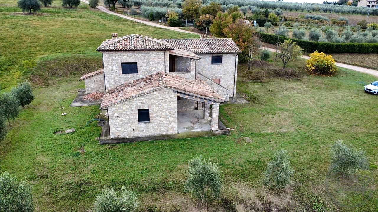 TODI - SAN DAMIANO: CARATTERISTICO CASALE IN PIETRA PERSONALIZZABILE