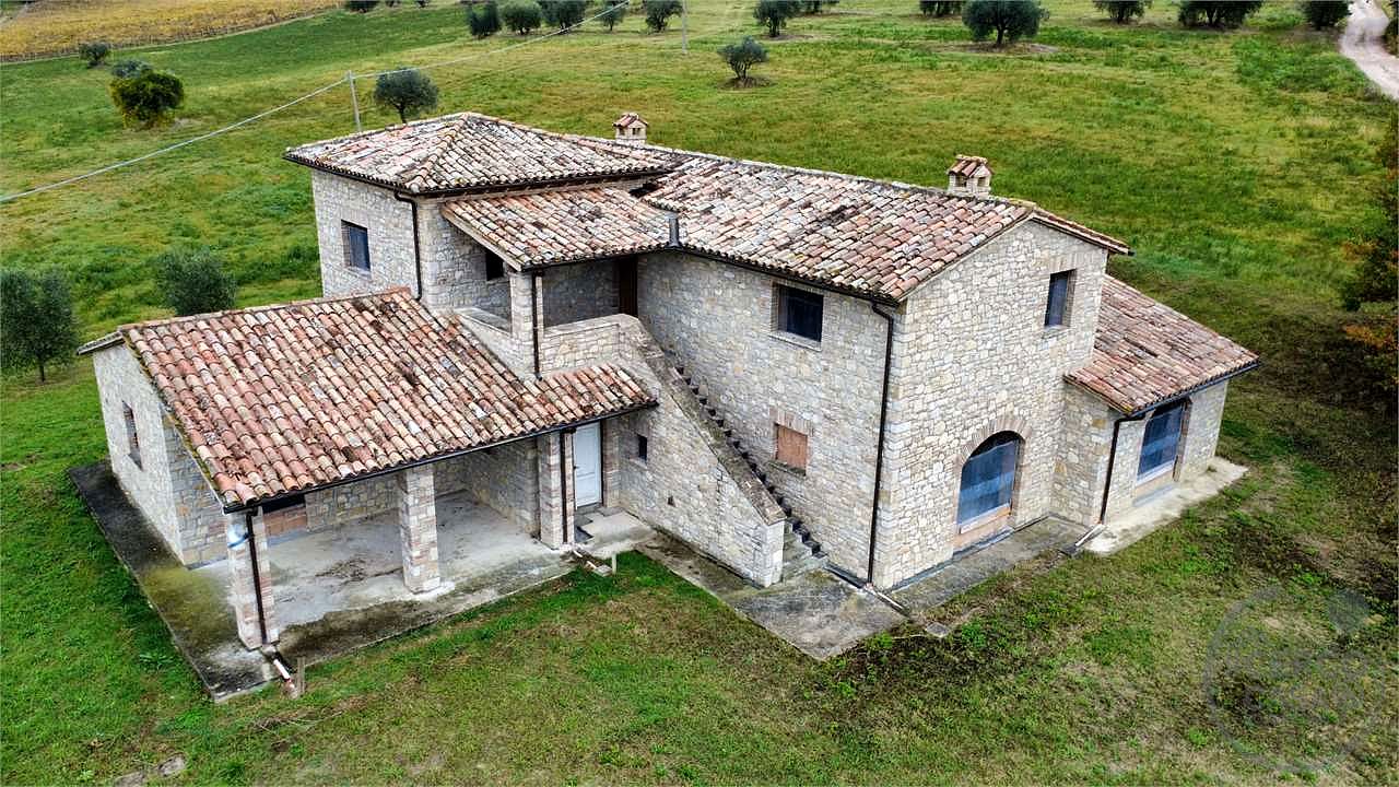 TODI - SAN DAMIANO: CARATTERISTICO CASALE IN PIETRA PERSONALIZZABILE