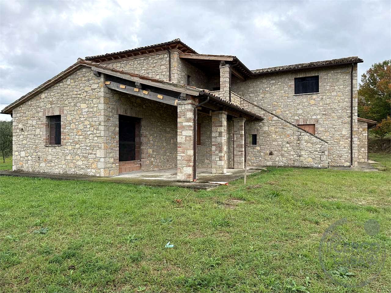 TODI - SAN DAMIANO: CARATTERISTICO CASALE IN PIETRA PERSONALIZZABILE