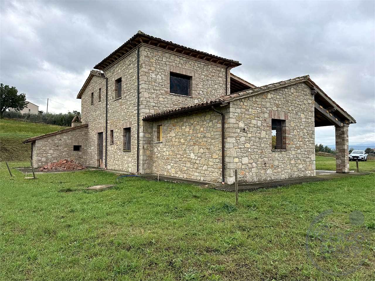 TODI - SAN DAMIANO: CARATTERISTICO CASALE IN PIETRA PERSONALIZZABILE