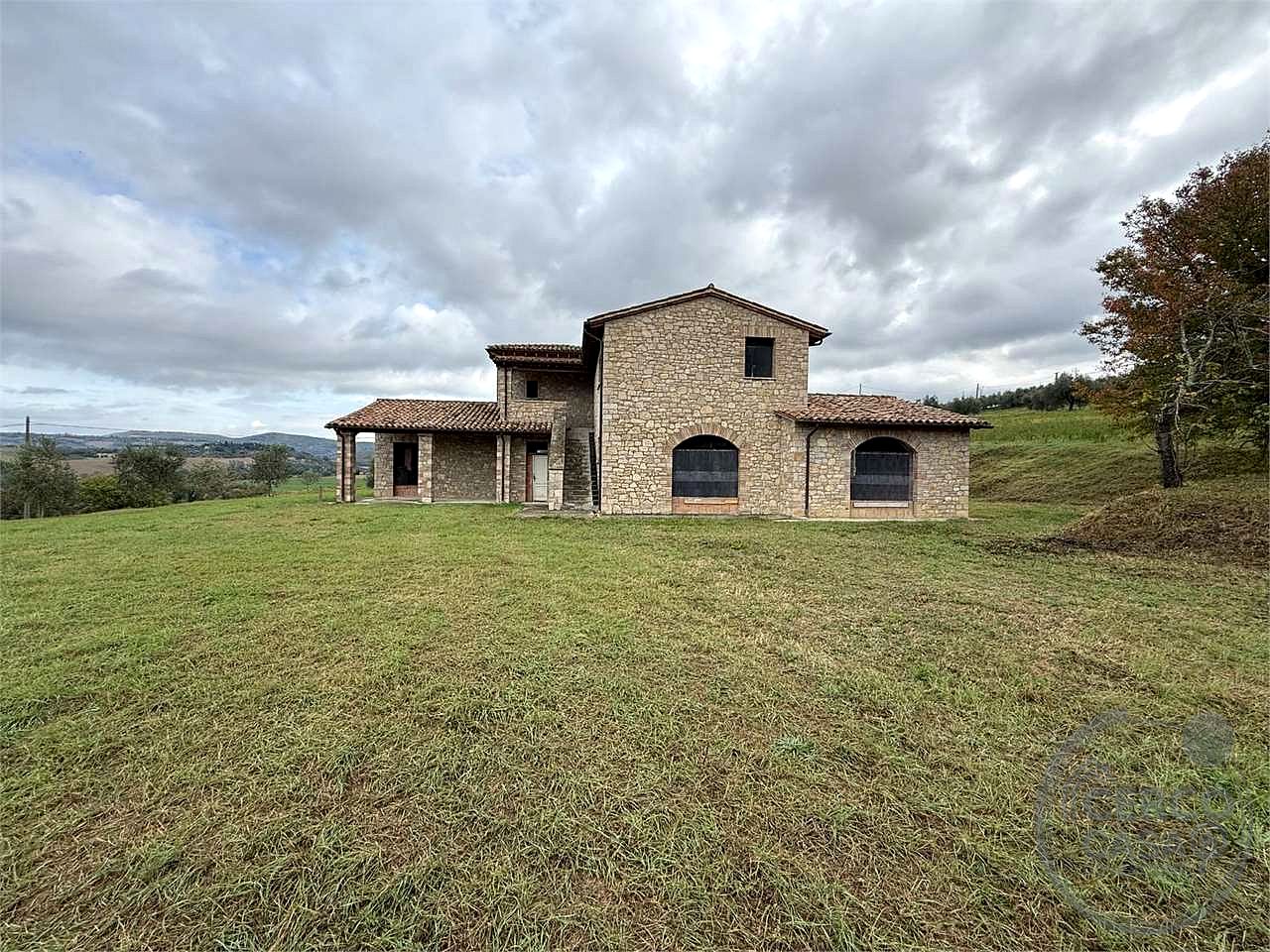 TODI - SAN DAMIANO: CARATTERISTICO CASALE IN PIETRA PERSONALIZZABILE