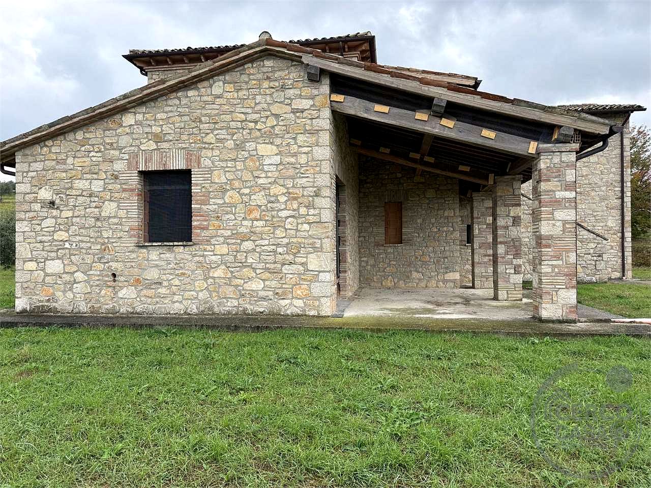 TODI - SAN DAMIANO: CARATTERISTICO CASALE IN PIETRA PERSONALIZZABILE