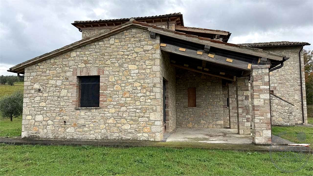 TODI - SAN DAMIANO: CARATTERISTICO CASALE IN PIETRA PERSONALIZZABILE
