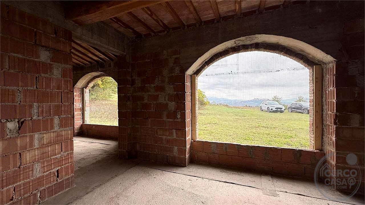 TODI - SAN DAMIANO: CARATTERISTICO CASALE IN PIETRA PERSONALIZZABILE