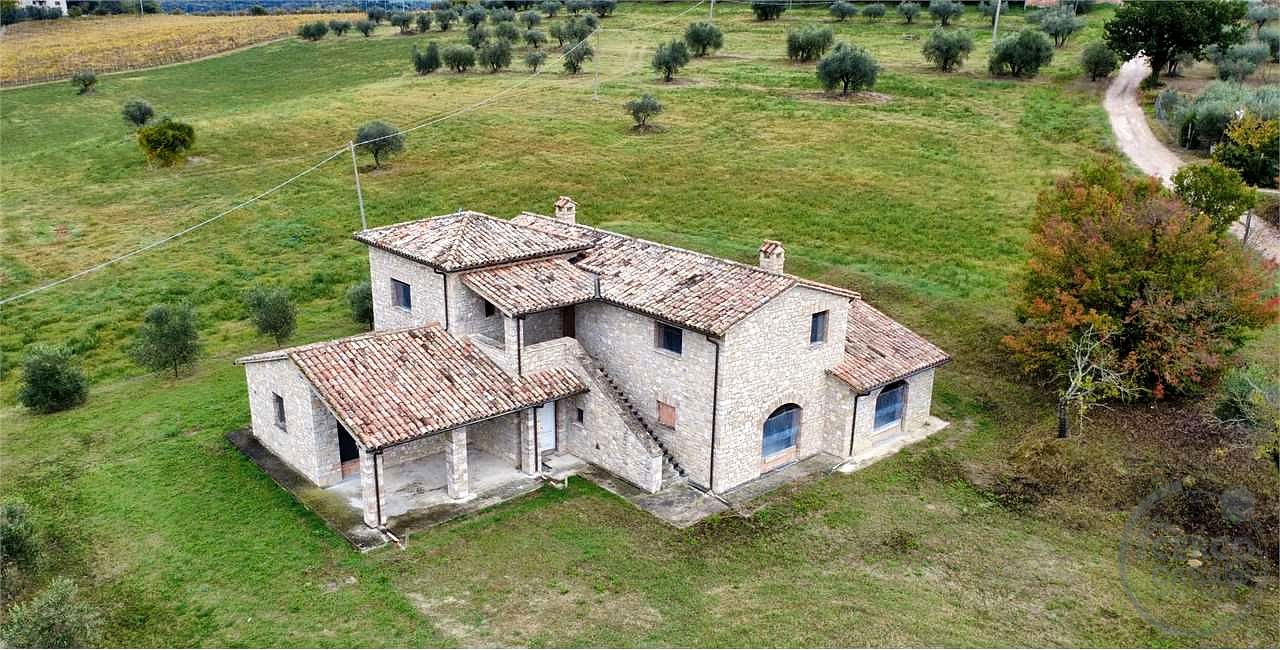 TODI - SAN DAMIANO: CARATTERISTICO CASALE IN PIETRA PERSONALIZZABILE