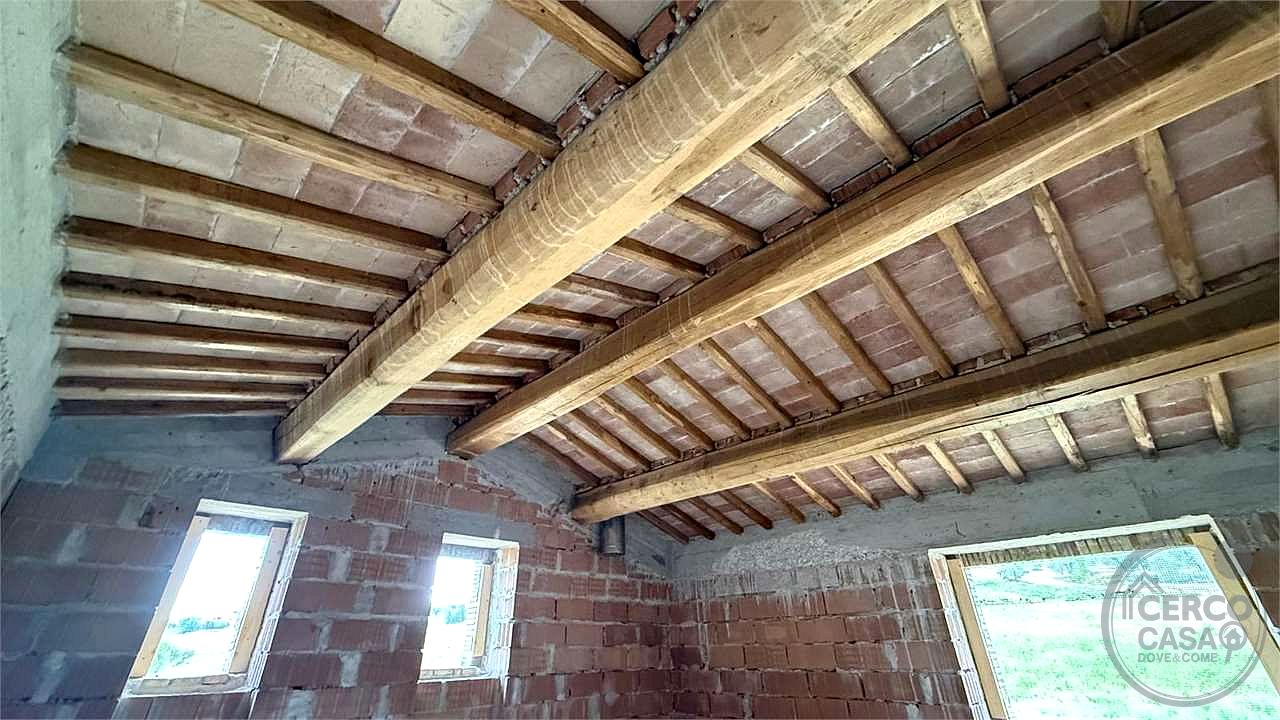 TODI - SAN DAMIANO: CARATTERISTICO CASALE IN PIETRA PERSONALIZZABILE