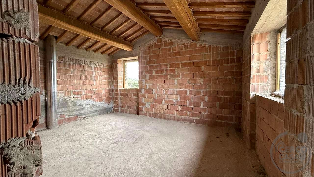 TODI - SAN DAMIANO: CARATTERISTICO CASALE IN PIETRA PERSONALIZZABILE