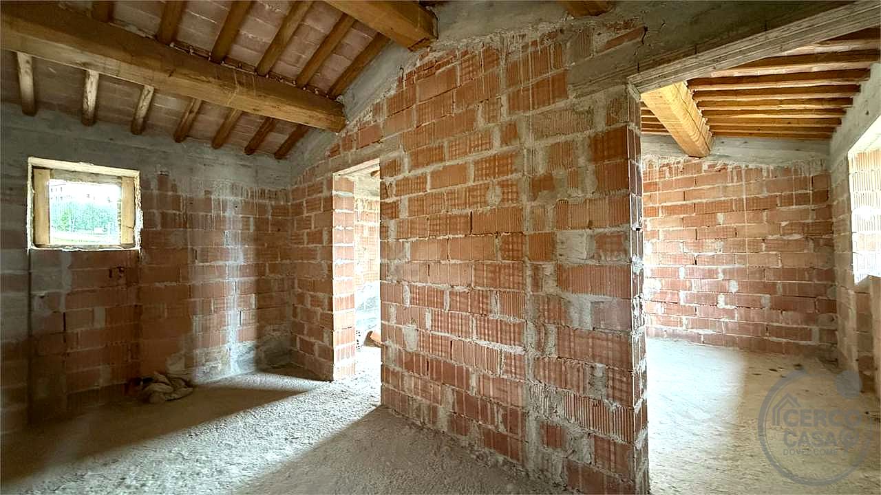 TODI - SAN DAMIANO: CARATTERISTICO CASALE IN PIETRA PERSONALIZZABILE