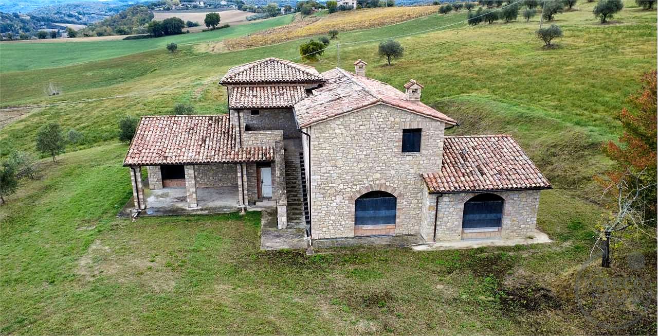 TODI - SAN DAMIANO: CARATTERISTICO CASALE IN PIETRA PERSONALIZZABILE