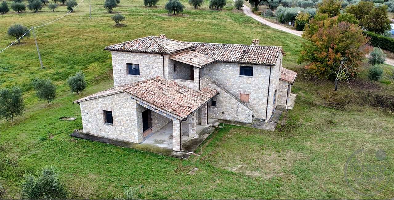 TODI - SAN DAMIANO: CARATTERISTICO CASALE IN PIETRA PERSONALIZZABILE