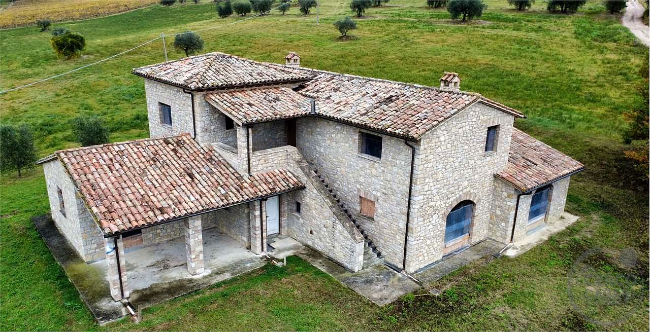 TODI - SAN DAMIANO: CARATTERISTICO CASALE IN PIETRA PERSONALIZZABILE