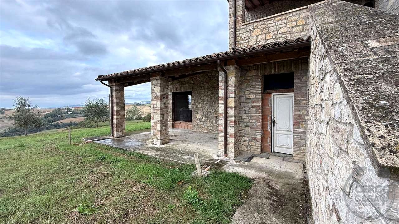 TODI - SAN DAMIANO: CARATTERISTICO CASALE IN PIETRA PERSONALIZZABILE