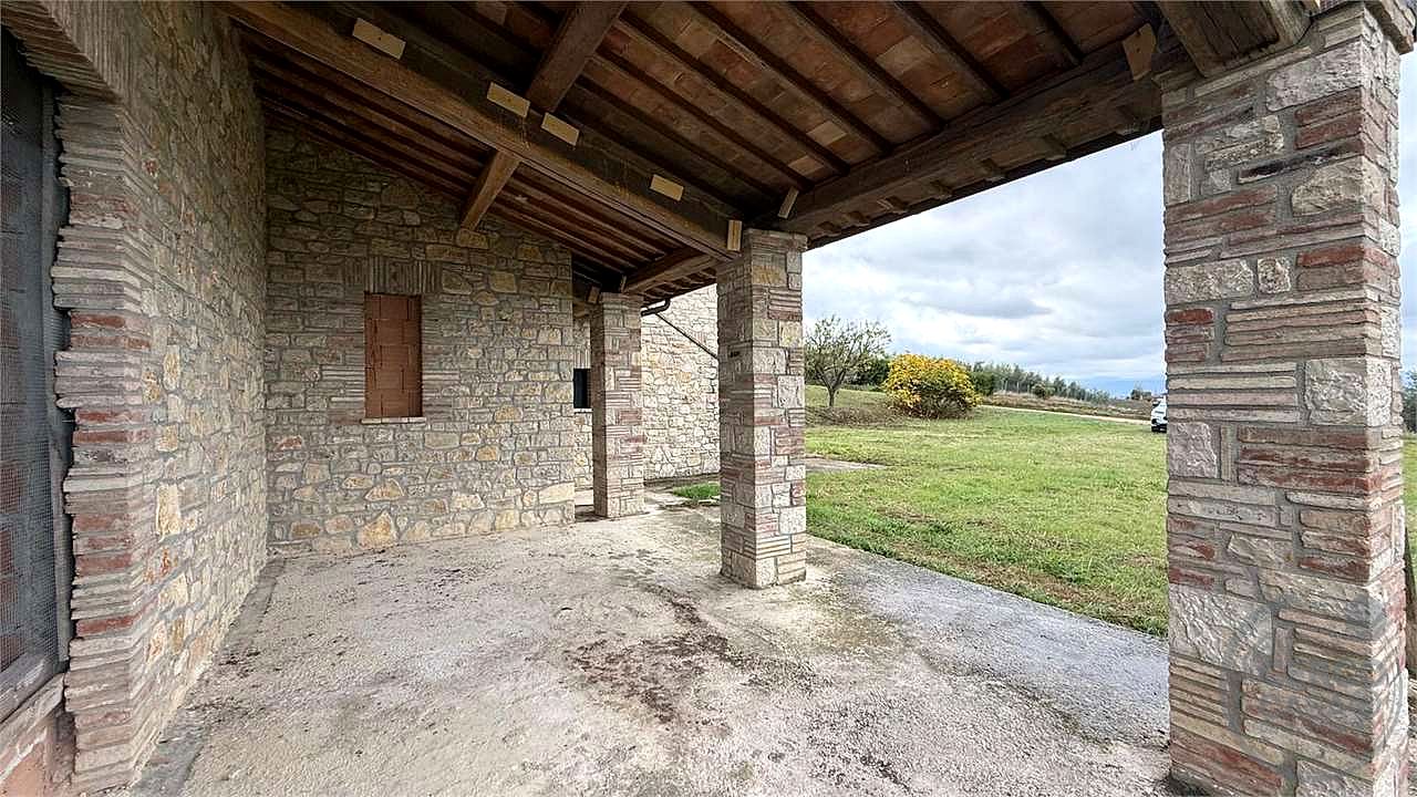 TODI - SAN DAMIANO: CARATTERISTICO CASALE IN PIETRA PERSONALIZZABILE