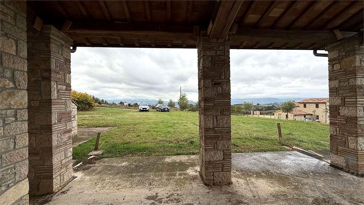TODI - SAN DAMIANO: CARATTERISTICO CASALE IN PIETRA PERSONALIZZABILE