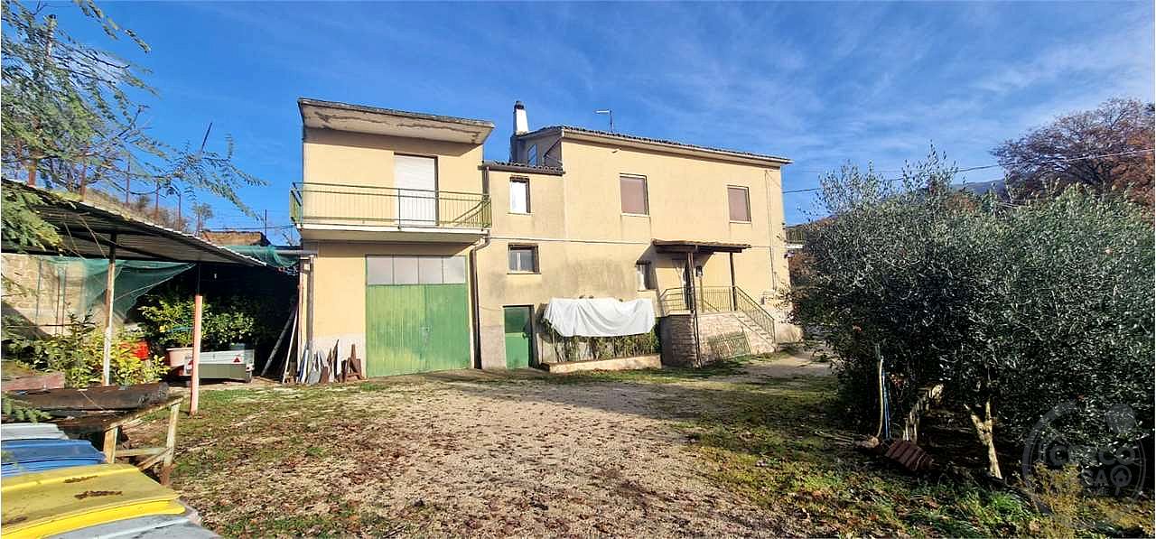 MASSA MARTANA - VOC. PONTE: CASA SINGOLA CON GARAGE E TERRENO