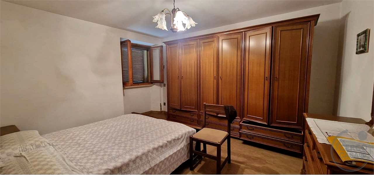 MASSA MARTANA - VOC. PONTE: CASA SINGOLA CON GARAGE E TERRENO