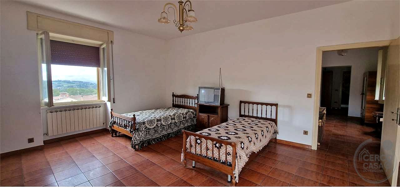 MASSA MARTANA - VOC. PONTE: CASA SINGOLA CON GARAGE E TERRENO