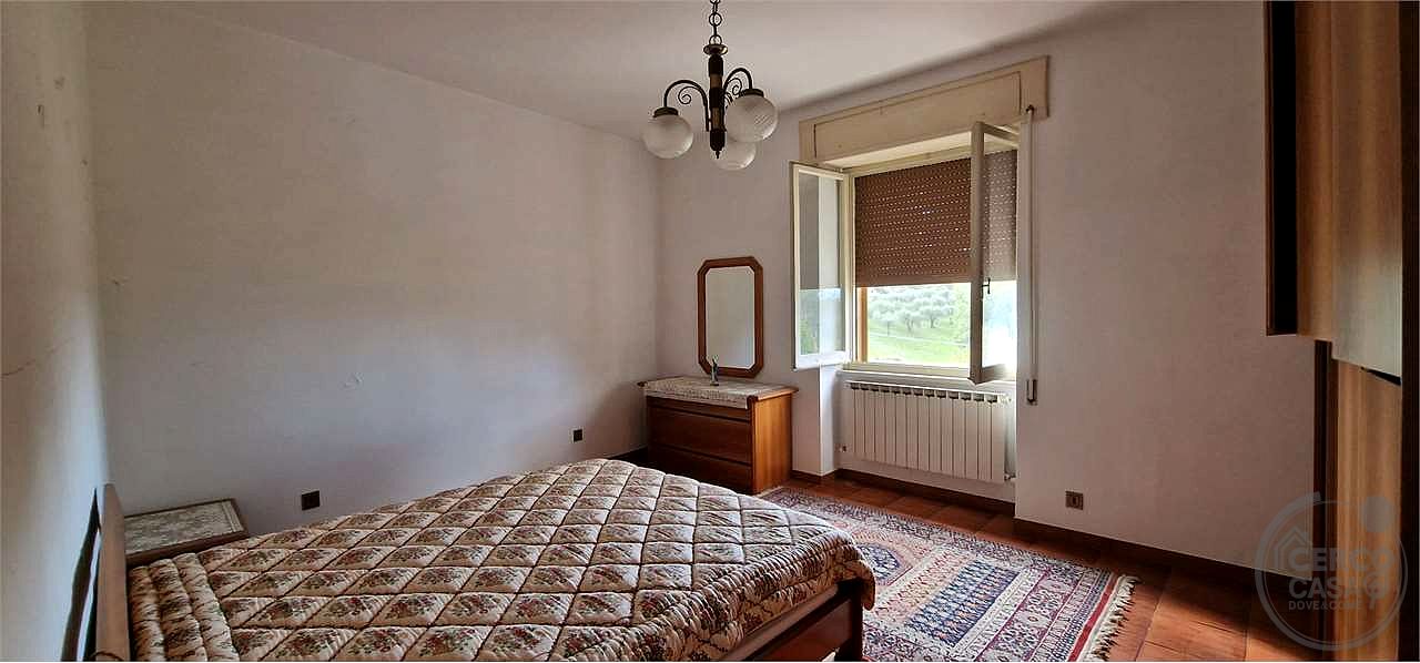 MASSA MARTANA - VOC. PONTE: CASA SINGOLA CON GARAGE E TERRENO