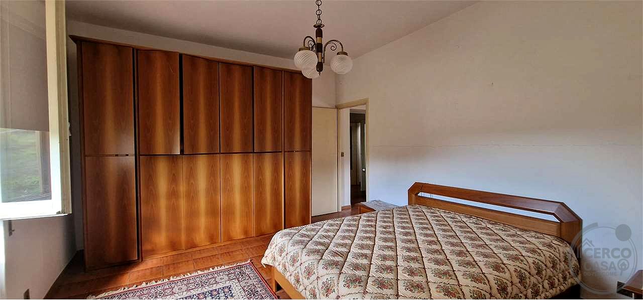MASSA MARTANA - VOC. PONTE: CASA SINGOLA CON GARAGE E TERRENO