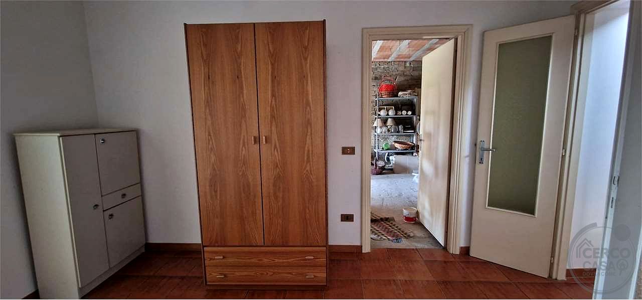 MASSA MARTANA - VOC. PONTE: CASA SINGOLA CON GARAGE E TERRENO