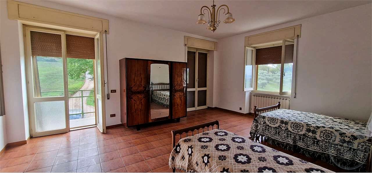 MASSA MARTANA - VOC. PONTE: CASA SINGOLA CON GARAGE E TERRENO