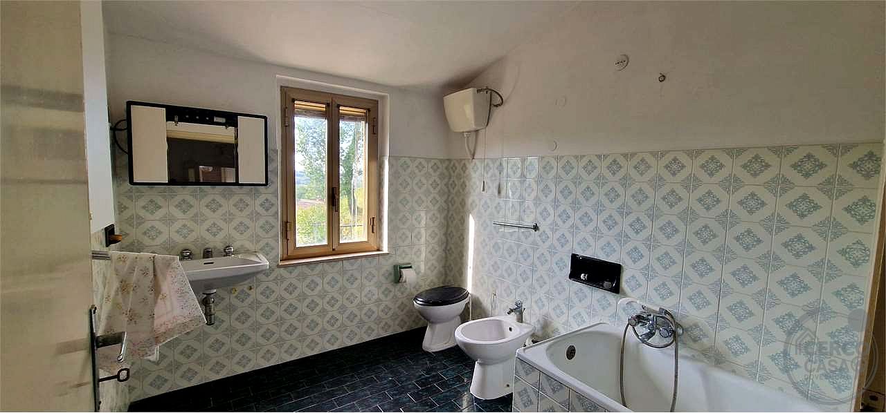 MASSA MARTANA - VOC. PONTE: CASA SINGOLA CON GARAGE E TERRENO