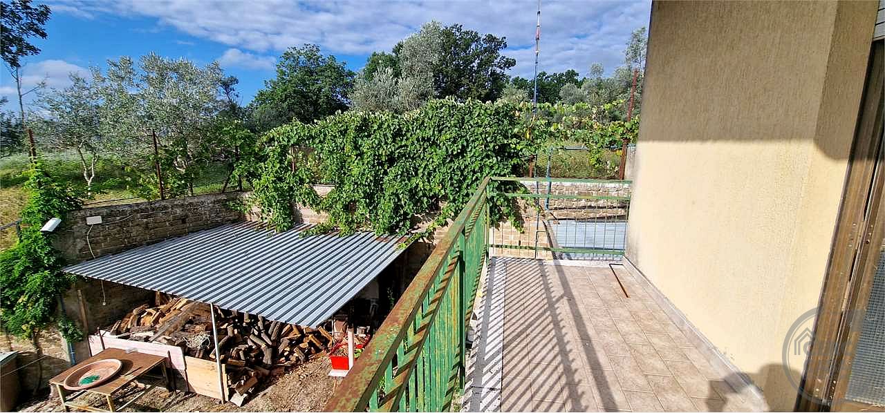 MASSA MARTANA - VOC. PONTE: CASA SINGOLA CON GARAGE E TERRENO