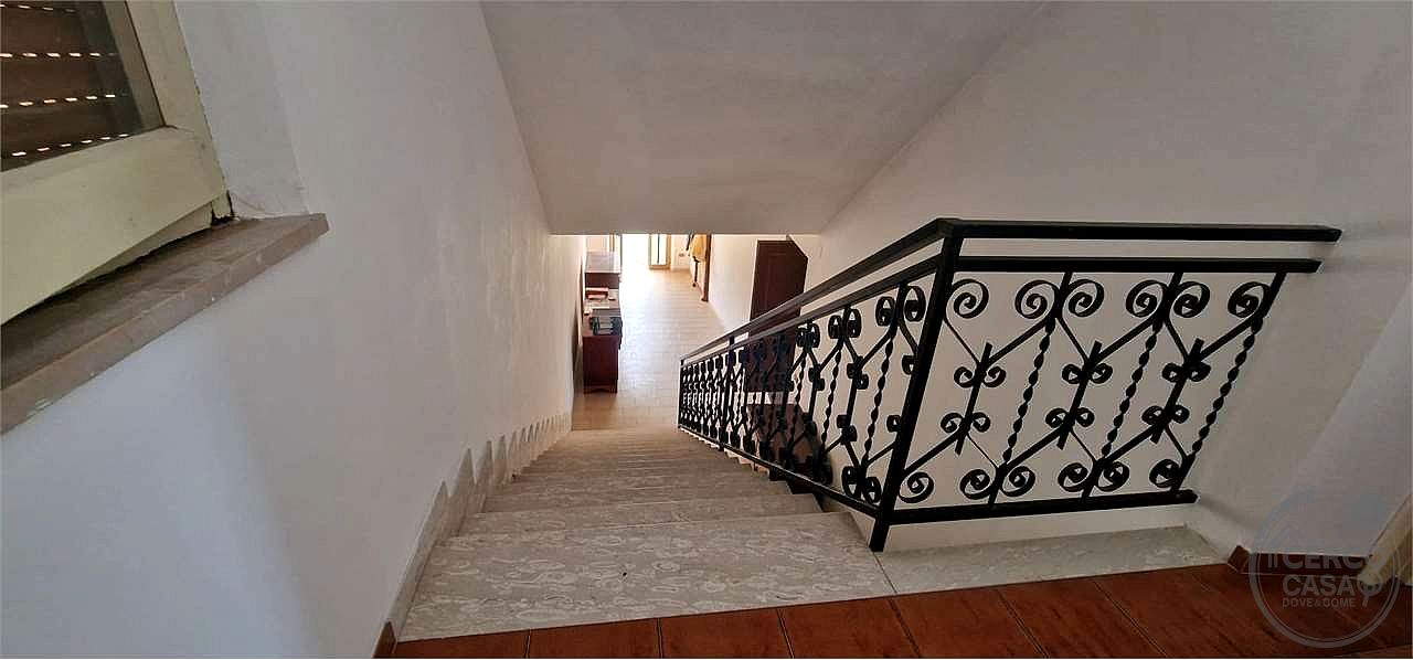 MASSA MARTANA - VOC. PONTE: CASA SINGOLA CON GARAGE E TERRENO