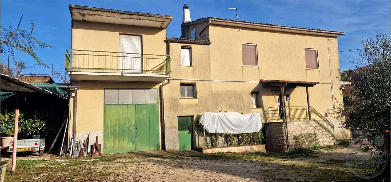 MASSA MARTANA - VOC. PONTE: CASA SINGOLA CON GARAGE E TERRENO
