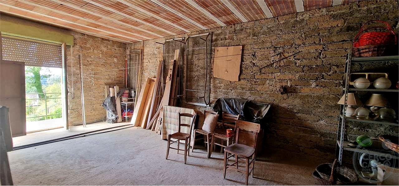 MASSA MARTANA - VOC. PONTE: CASA SINGOLA CON GARAGE E TERRENO