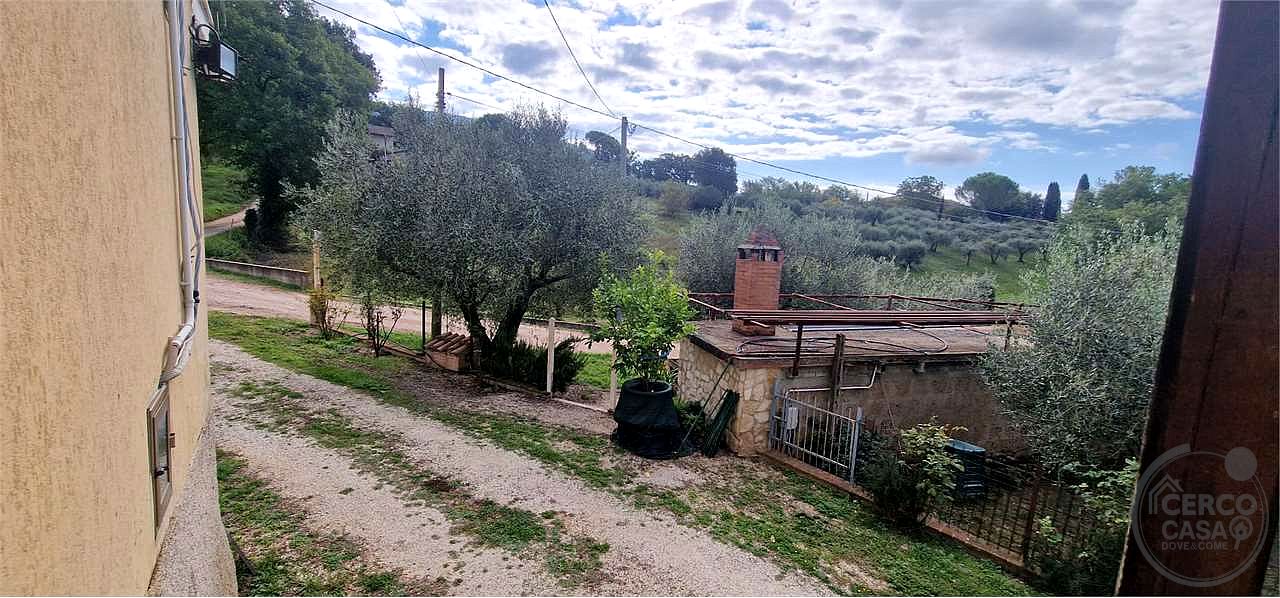 MASSA MARTANA - VOC. PONTE: CASA SINGOLA CON GARAGE E TERRENO