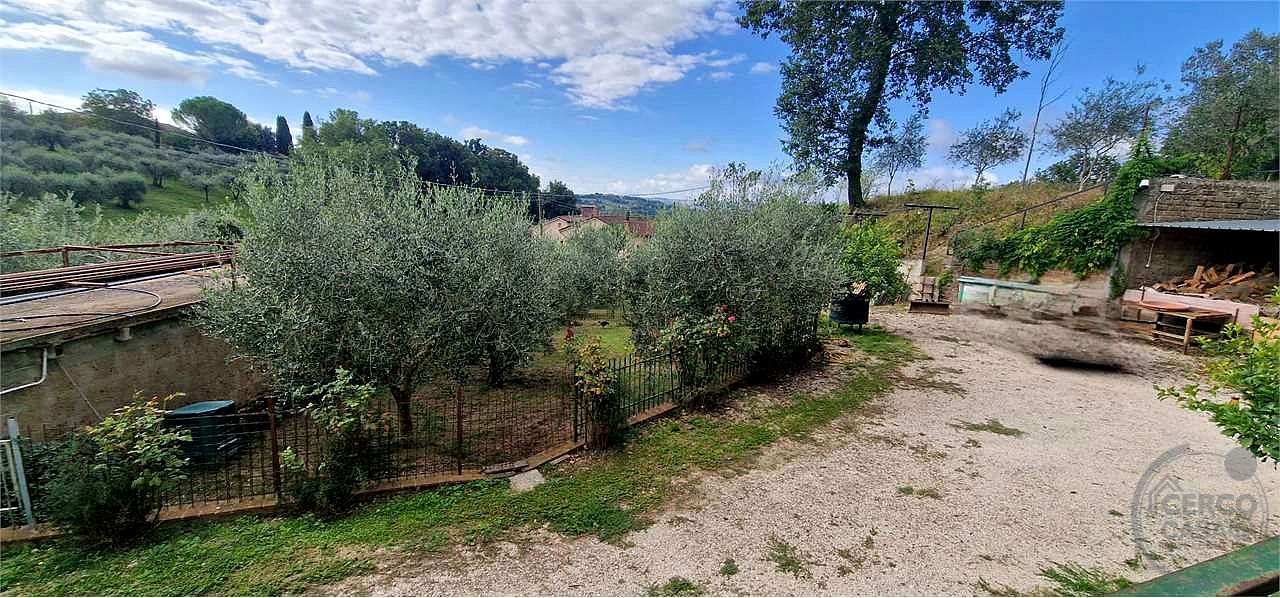 MASSA MARTANA - VOC. PONTE: CASA SINGOLA CON GARAGE E TERRENO