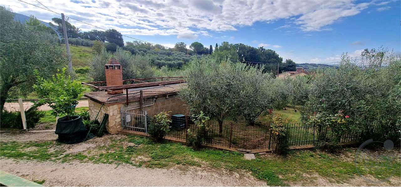 MASSA MARTANA - VOC. PONTE: CASA SINGOLA CON GARAGE E TERRENO