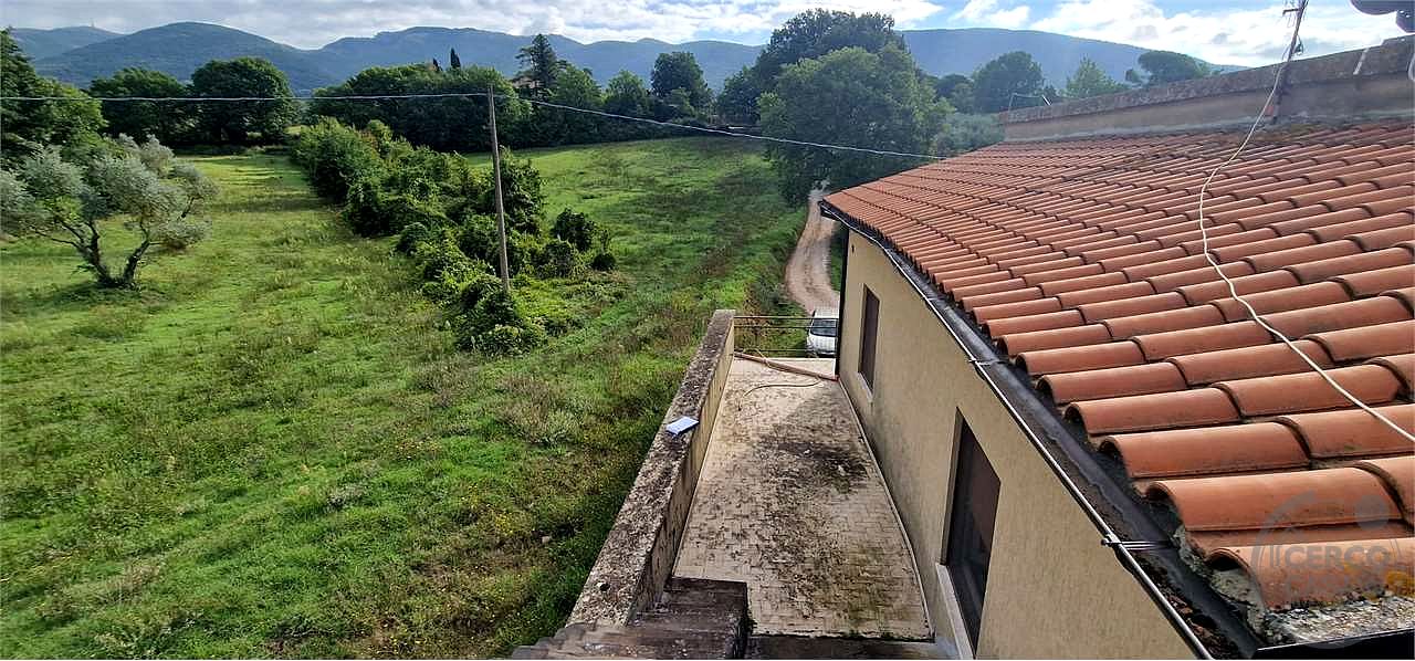 MASSA MARTANA - VOC. PONTE: CASA SINGOLA CON GARAGE E TERRENO