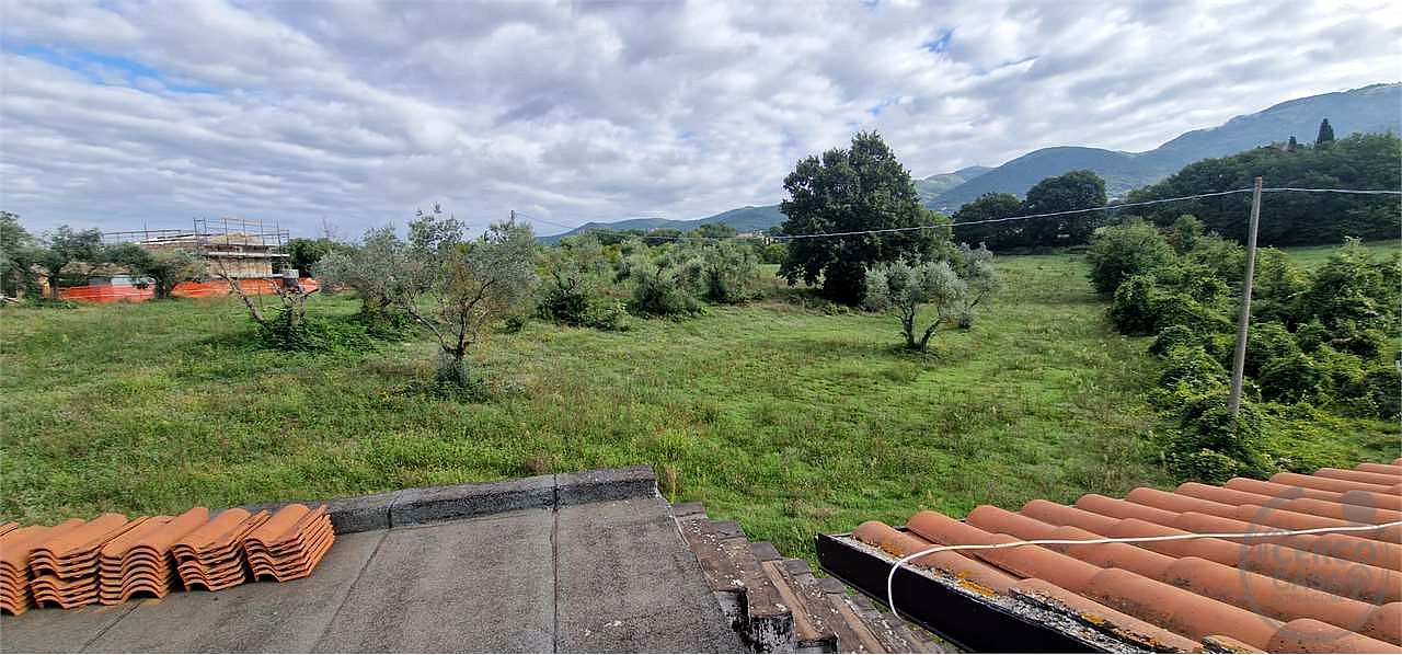 MASSA MARTANA - VOC. PONTE: CASA SINGOLA CON GARAGE E TERRENO