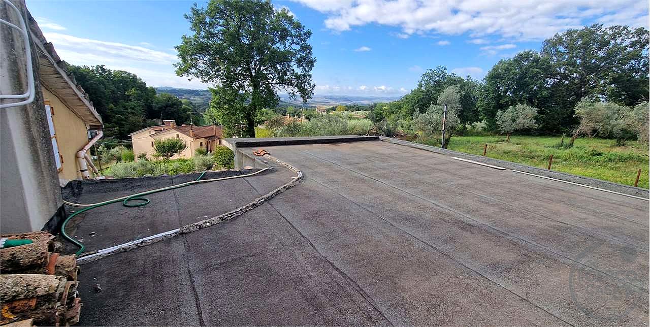 MASSA MARTANA - VOC. PONTE: CASA SINGOLA CON GARAGE E TERRENO