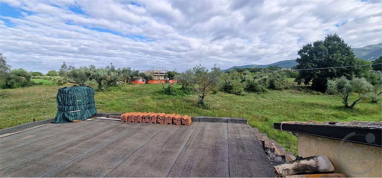 MASSA MARTANA - VOC. PONTE: CASA SINGOLA CON GARAGE E TERRENO