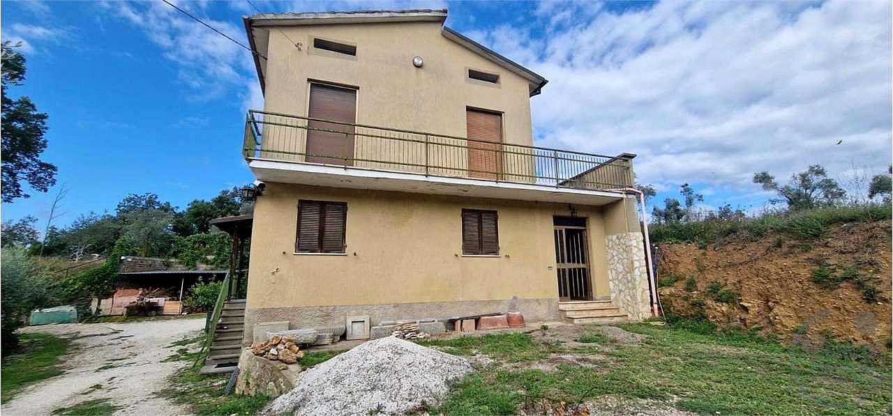 MASSA MARTANA - VOC. PONTE: CASA SINGOLA CON GARAGE E TERRENO