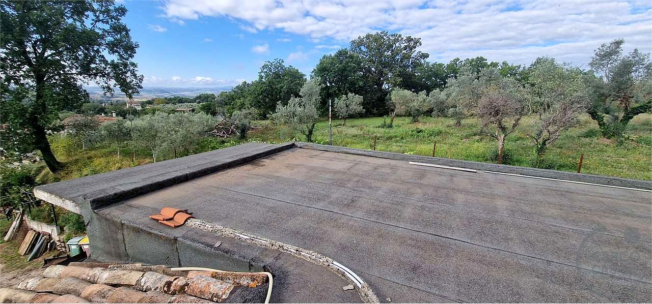 MASSA MARTANA - VOC. PONTE: CASA SINGOLA CON GARAGE E TERRENO