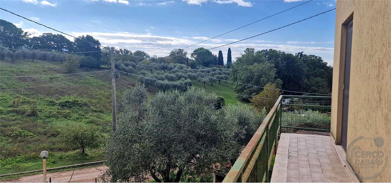 MASSA MARTANA - VOC. PONTE: CASA SINGOLA CON GARAGE E TERRENO
