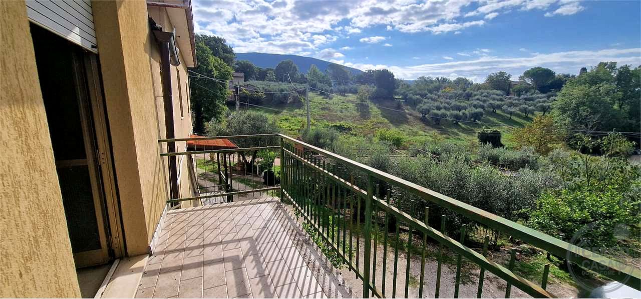 MASSA MARTANA - VOC. PONTE: CASA SINGOLA CON GARAGE E TERRENO