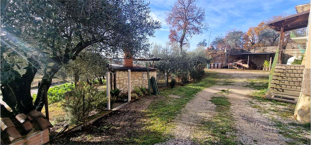 MASSA MARTANA - VOC. PONTE: CASA SINGOLA CON GARAGE E TERRENO