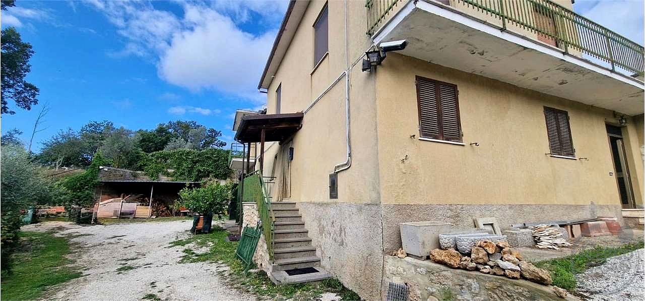 MASSA MARTANA - VOC. PONTE: CASA SINGOLA CON GARAGE E TERRENO