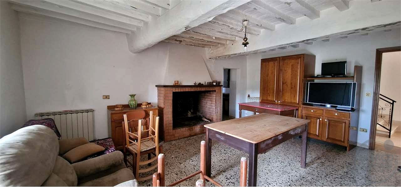 MASSA MARTANA - VOC. PONTE: CASA SINGOLA CON GARAGE E TERRENO