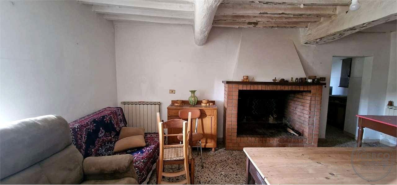 MASSA MARTANA - VOC. PONTE: CASA SINGOLA CON GARAGE E TERRENO